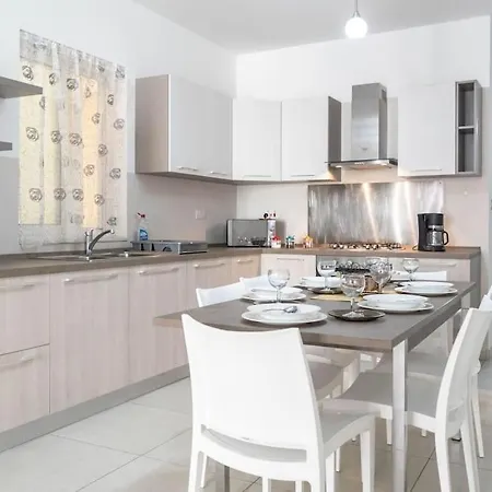 דירה Cozy Close To The Sea 4 *