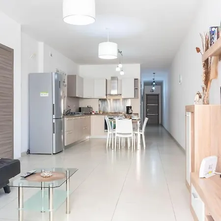 Cozy Close To The Sea 4 דירה